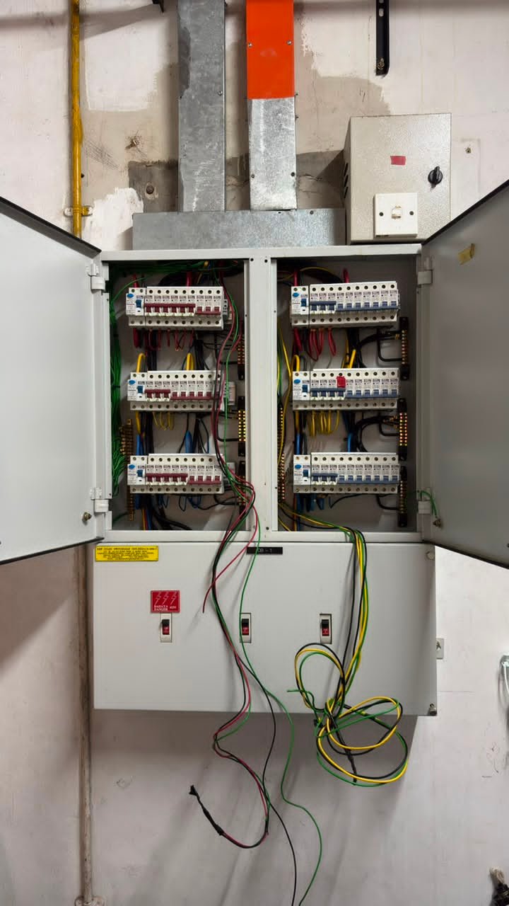 Papan agihan (DB) berlabel DB Lighting dan DB Power dengan pendawaian litar yang kemas dan teratur.